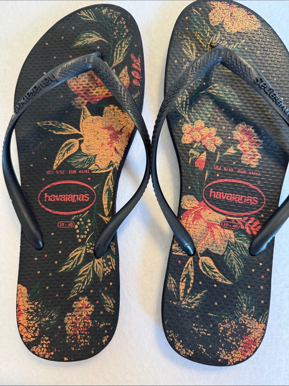 HAVIANAS Size 9/10 Preowned but Lots of Wear Left